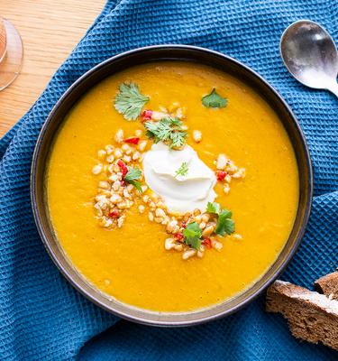 Kürbissuppe mit Zitronengras und Pinienkern-Krokant