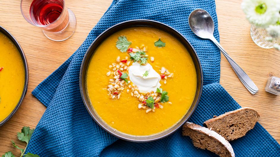 Kürbissuppe mit Zitronengras und Pinienkern-Krokant