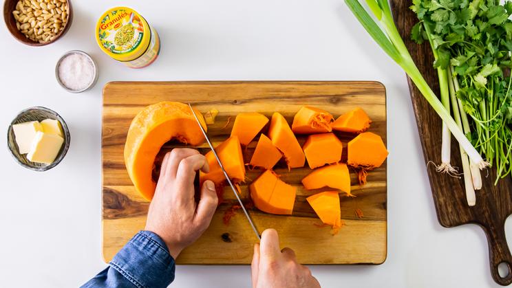Kürbissuppe mit Zitronengras und Pinienkern-Krokant