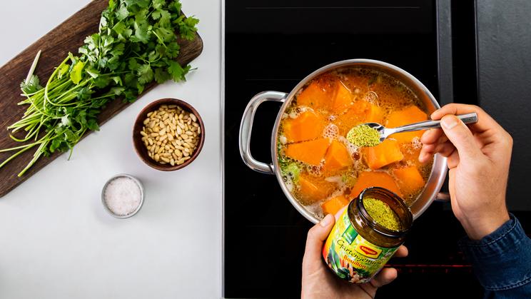 Kürbissuppe mit Zitronengras und Pinienkern-Krokant