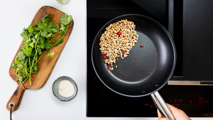 Kürbissuppe mit Zitronengras und Pinienkern-Krokant