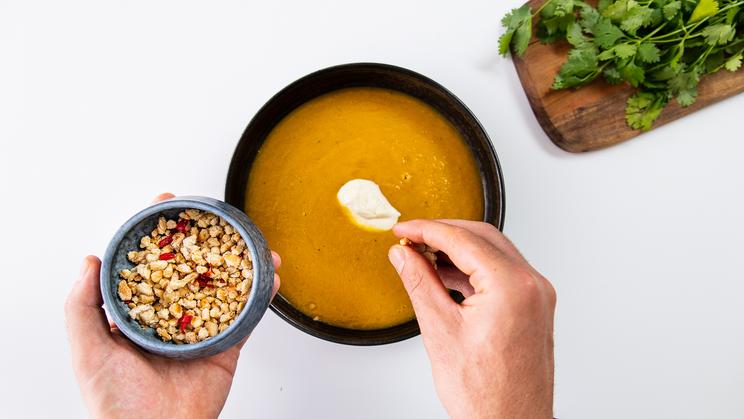 Kürbissuppe mit Zitronengras und Pinienkern-Krokant