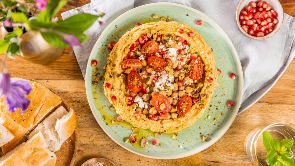 Hummus mit Granatapfel und Feta