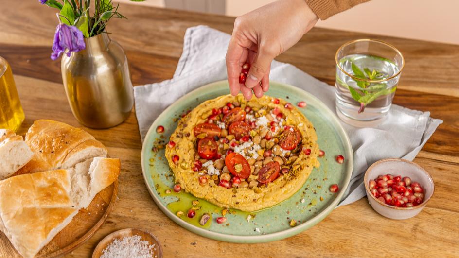Hummus mit Granatapfel und Feta