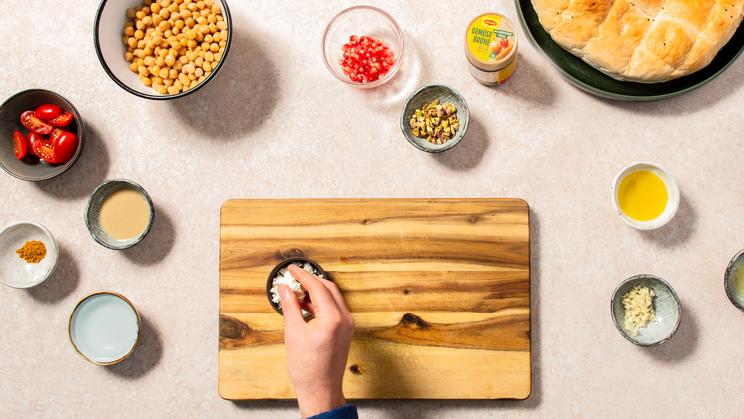 Hummus mit Granatapfel und Feta