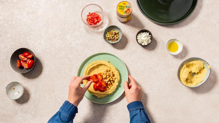 Hummus mit Granatapfel und Feta