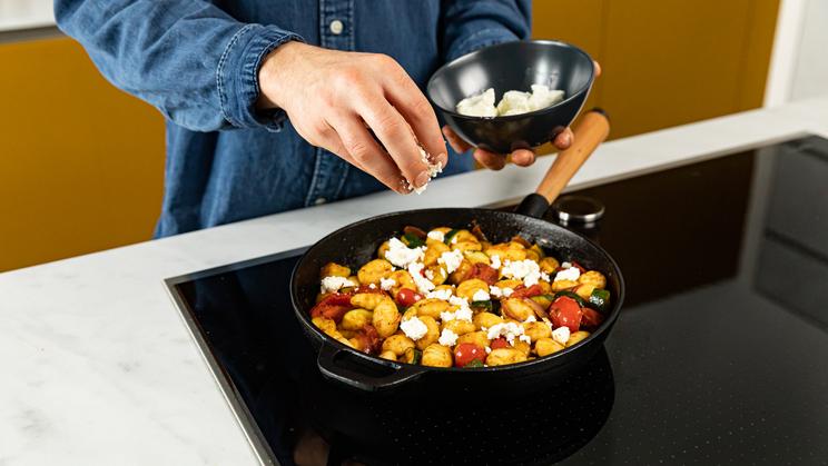 Mediterrane Gnocchi-Pfanne mit Feta