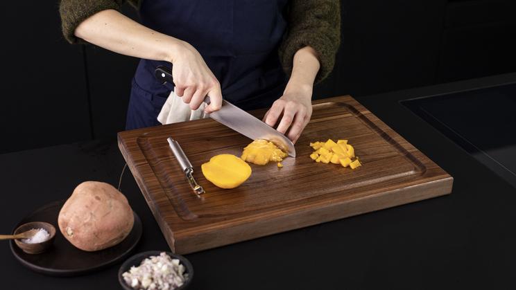 Süßkartoffel-Linsen-Suppe mit Chili-Cashew-Krokant