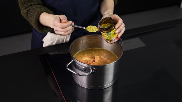 Süßkartoffel-Linsen-Suppe mit Chili-Cashew-Krokant