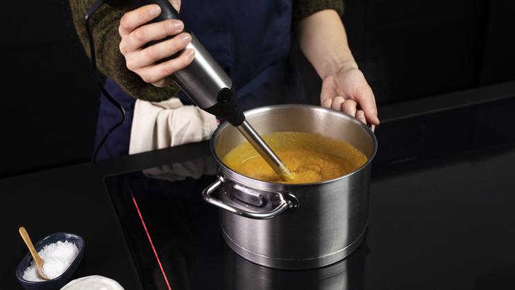 Süßkartoffel-Linsen-Suppe mit Chili-Cashew-Krokant