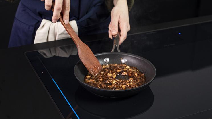 Süßkartoffel-Linsen-Suppe mit Chili-Cashew-Krokant