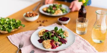 Feldsalat mit Camembert in Nusskruste