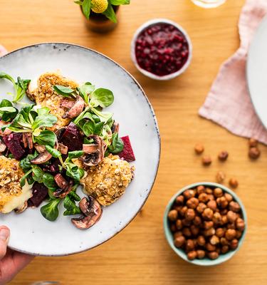 Feldsalat mit Camembert in Nusskruste