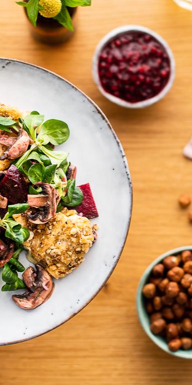 Feldsalat mit Camembert in Nusskruste