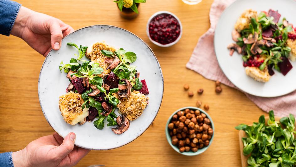 Feldsalat mit Camembert in Nusskruste
