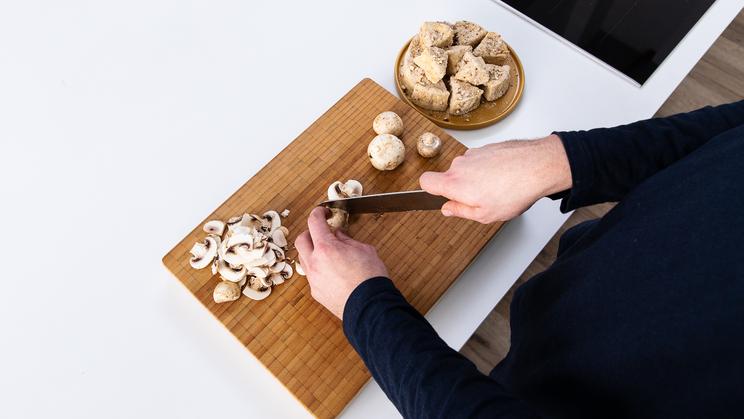 Feldsalat mit Camembert in Nusskruste