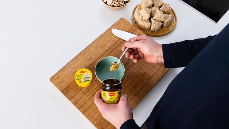 Feldsalat mit Camembert in Nusskruste