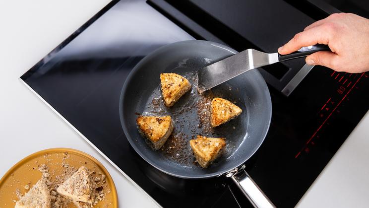 Feldsalat mit Camembert in Nusskruste