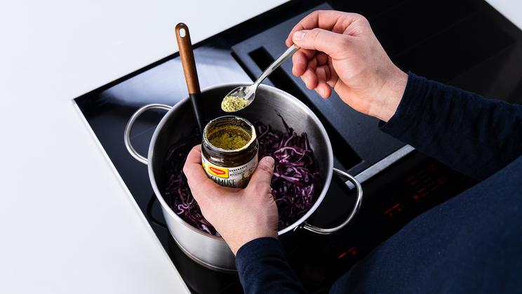 Rotkohlstrudel mit Nüssen