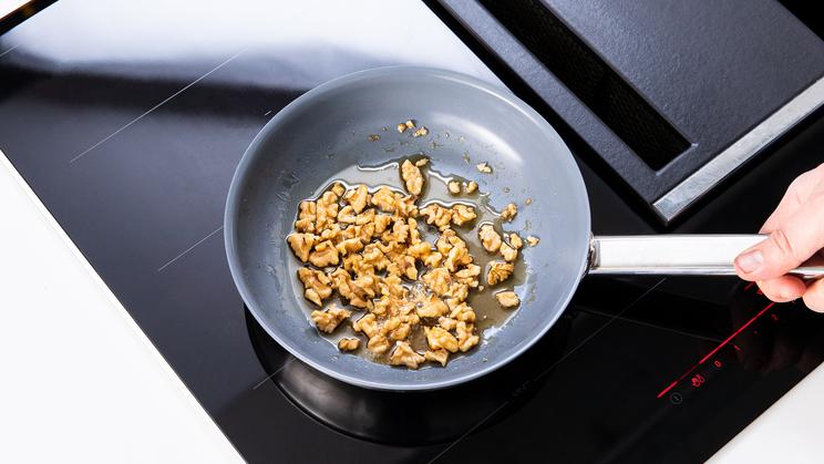 Rotkohlsalat mit karamellisierten Walnüssen