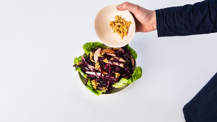 Rotkohlsalat mit karamellisierten Walnüssen