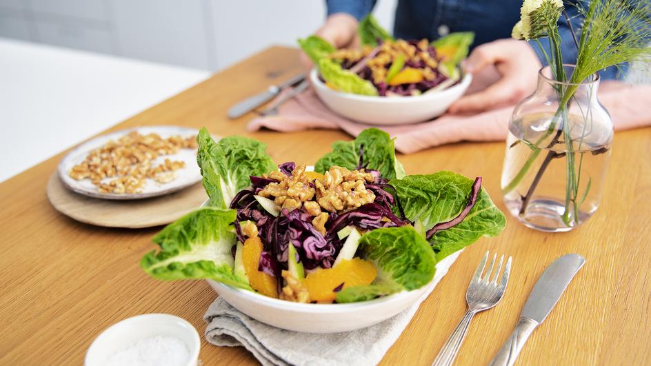 Rotkohlsalat mit karamellisierten Walnüssen