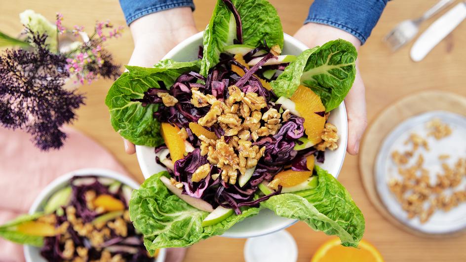 Rotkohlsalat mit karamellisierten Walnüssen
