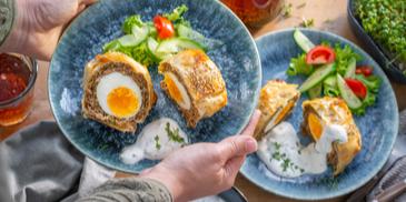 Mini-Hackbraten mit Ei und Kresse-Dip