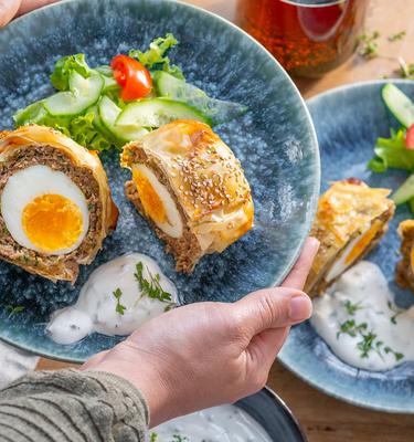 Mini-Hackbraten mit Ei und Kresse-Dip