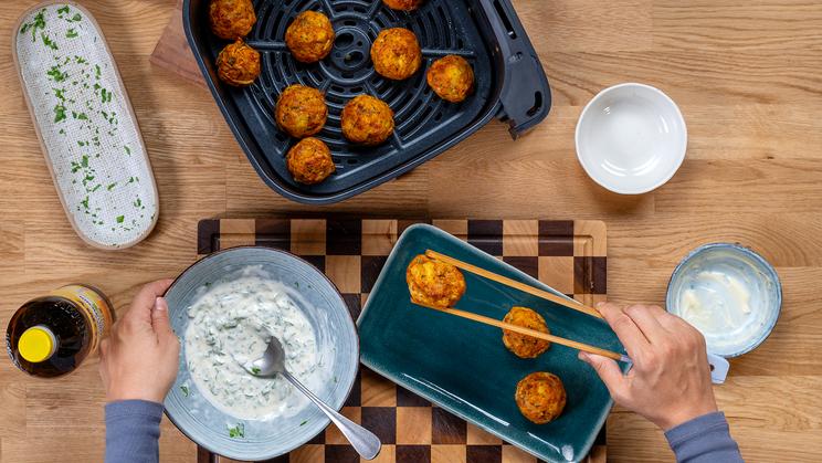 Kartoffel-Halloumi-Bällchen im Airfryer