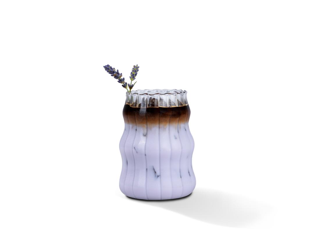 Latte helado de lavanda