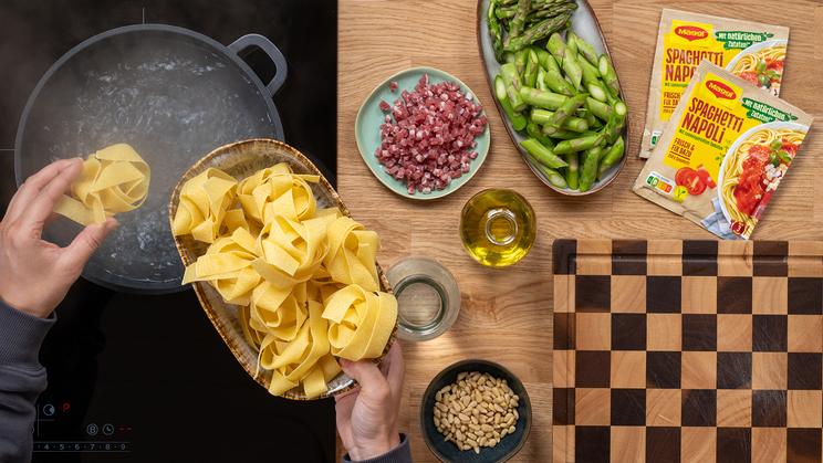 Pasta mit grünem Spargel in Tomatensauce