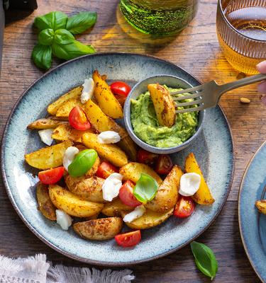 Knusprige Kartoffeln in der Heißluftfritteuse mit Avocado-Pesto