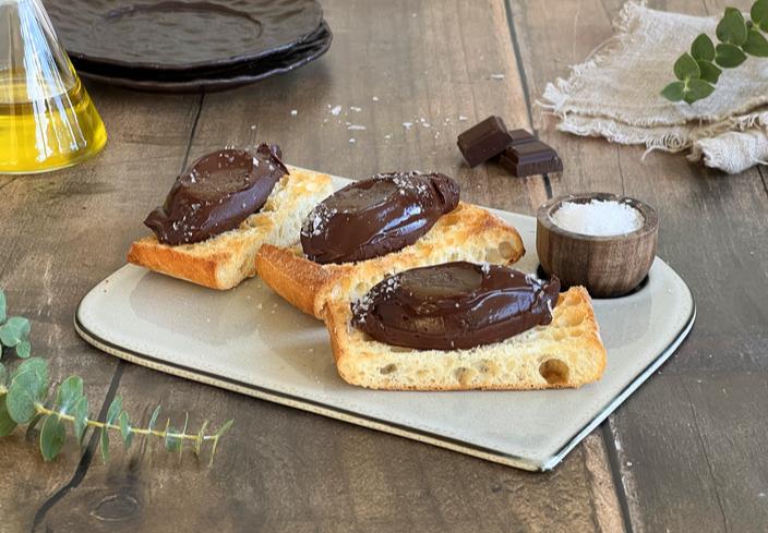 Pan con chocolate, aceite y sal