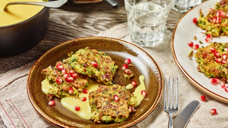 Zucchini-Nusspuffer mit Honig-Senfsauce und Granatapfel