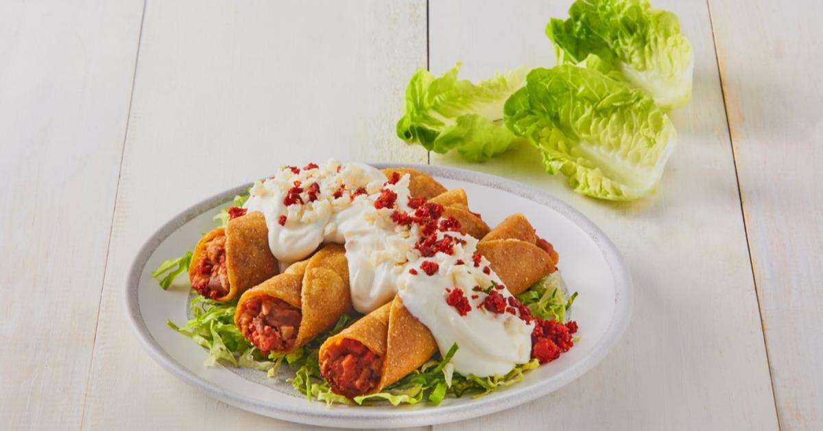 Tacos de frijoles dorados con chorizo