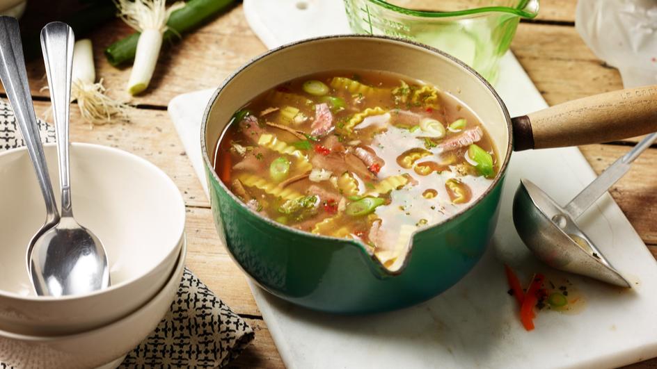 Asia Gemüse Nudelsuppe mit Rindfleisch