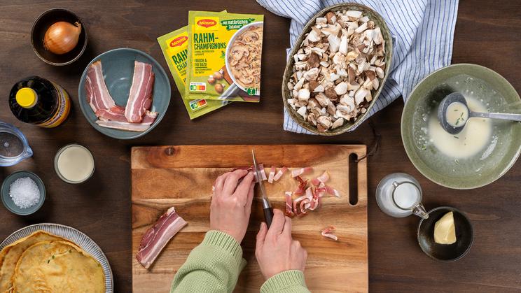 Schnittlauch-Pfannkuchen mit Schinken und Pilzen