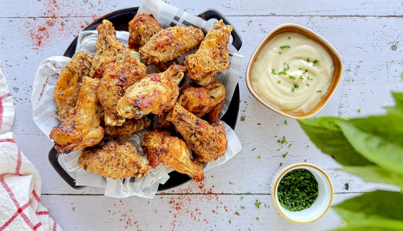 Alitas de pollo en freidora de aire con salsa de ajos y parmesano