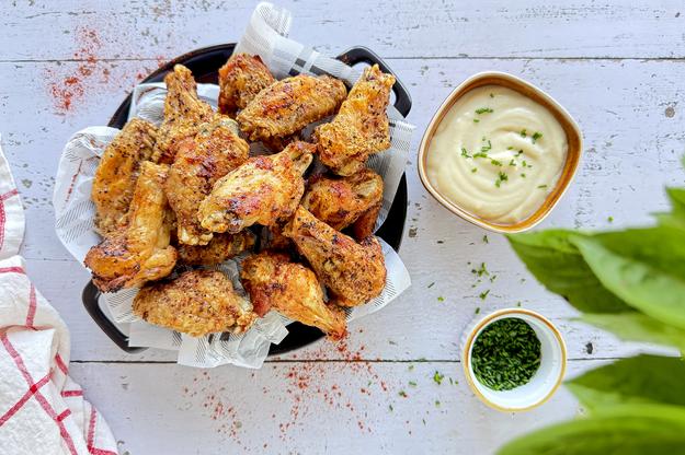 Alitas de pollo en freidora de aire con salsa de ajos y parmesano