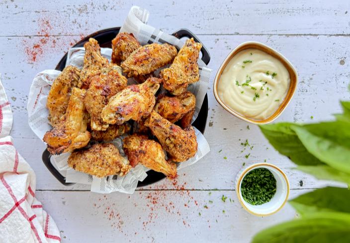 Alitas de pollo en freidora de aire con salsa de ajos y parmesano