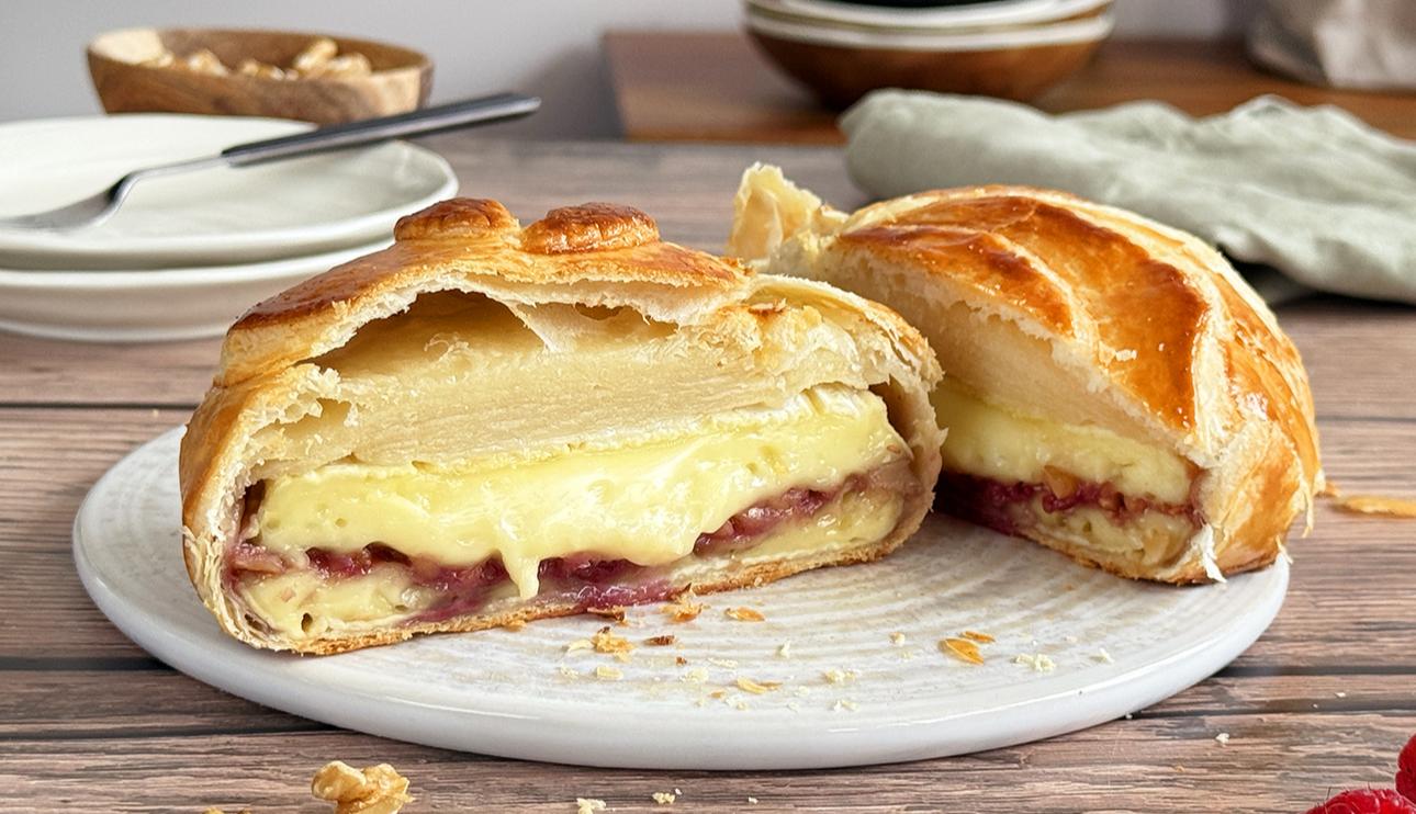 Aperitivo de camembert en hojaldre con mermelada de frambuesa