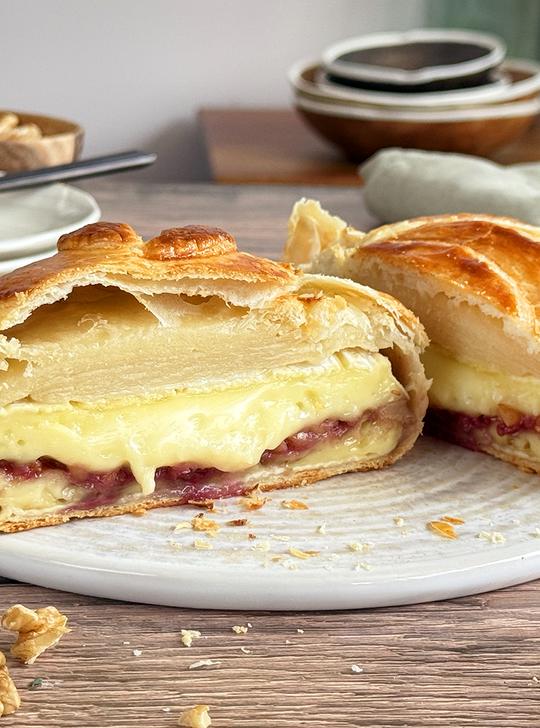 Aperitivo de camembert en hojaldre con mermelada de frambuesa