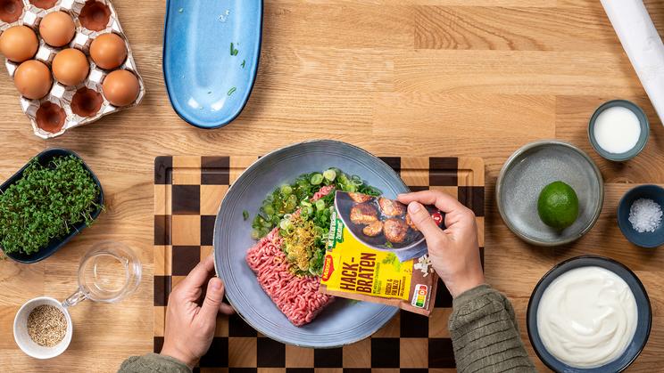 Mini-Hackbraten mit Ei und Kresse-Dip