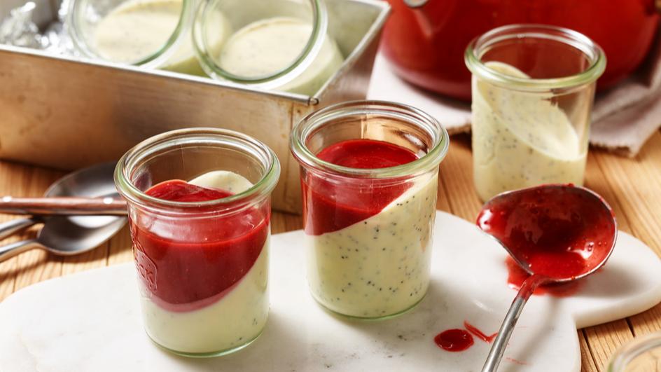 Mohn-Marzipan-Mousse mit feiner Himbeersauce