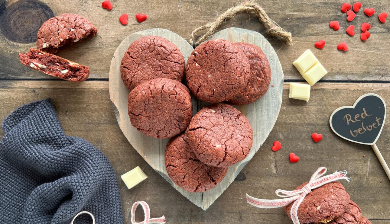 Red velvet cookies con chocolate blanco