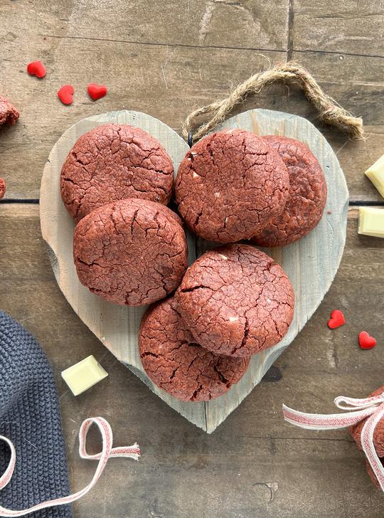 Red velvet cookies con chocolate blanco