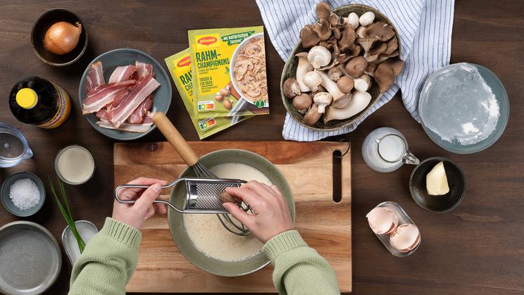 Schnittlauch-Pfannkuchen mit Schinken und Pilzen