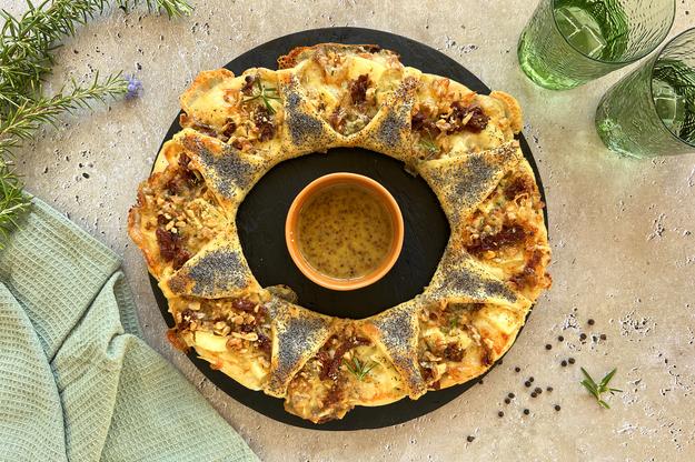 Sol de pizza de quesos con salsa de miel y mostaza