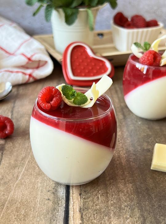 Copas de Mousse de Chocolate Blanco con Frambuesas